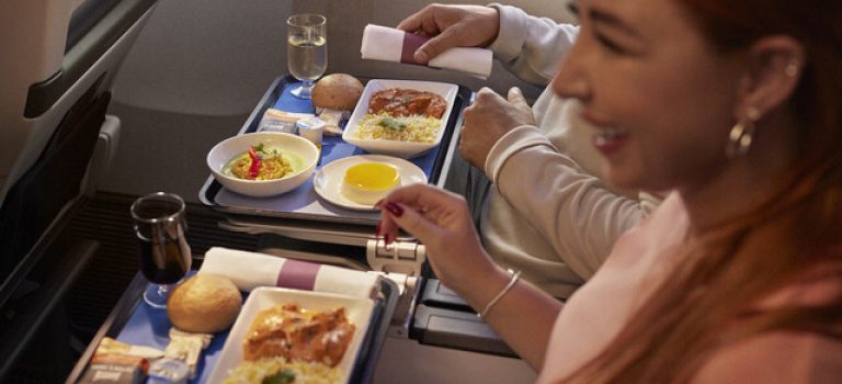 British_Airways-Customers_enjoy_a_meal_in_World_Traveller_Plus-640x427-ref181374